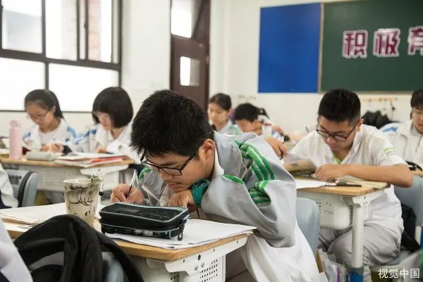高二数学老师上课不写板书,只念课本,全班考试不及格,可以申请换老师吗?