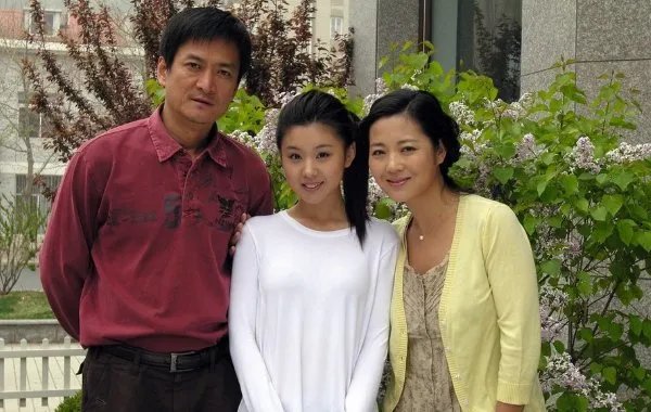 王茜华:演农村剧走红,为拍戏整容200次,今50岁现状如何?