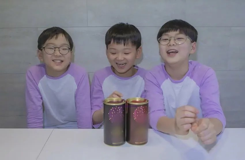 宋家三胞胎9岁生日合照,照片内容都呈现了什么信息?