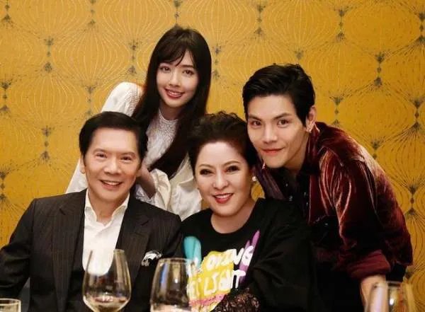 向太携儿子儿媳与友人聚餐,为何郭碧婷表情一脸冷淡?