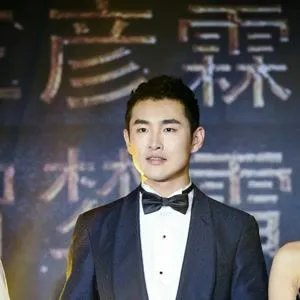 杨洋参加王彦霖婚礼，因航班延误吃晚宴时才到场，还有哪些明星也到达现场？