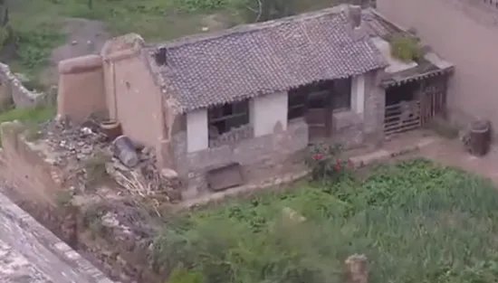 邓伦家的房子塌了引发热议，他本人对此有作回应吗？