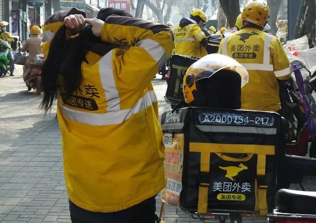路上越来越多的女外卖骑手说明什么?