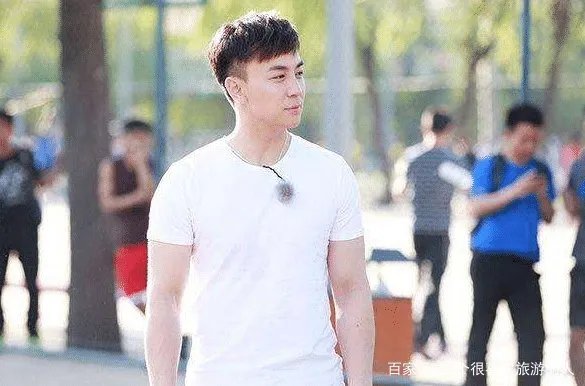 向华强都不敢惹,王宝强要行晚辈礼,释小龙究竟是什么身份?