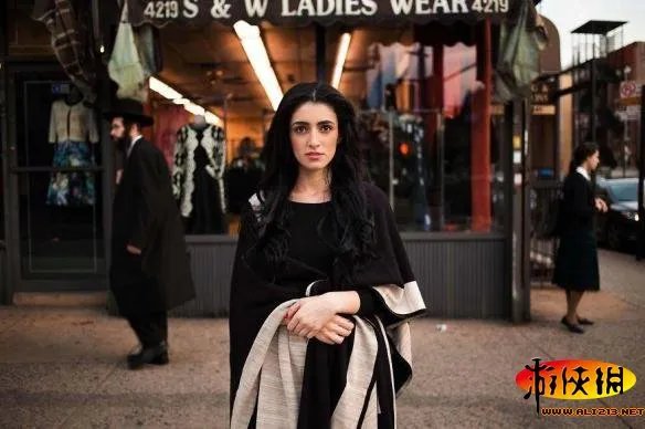 世界美女地图:罗马尼亚29岁女子穷游37国专拍正妹