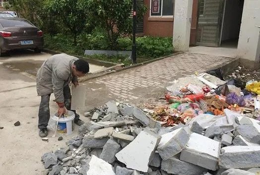 武汉一小区垃圾堆起火爆炸几人受伤?