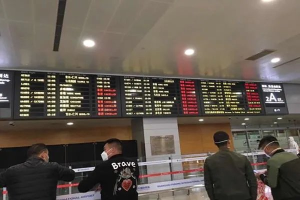 华人回国机票18万,一张瞬间被抢光,欧洲华人如今回国到底有多困难?