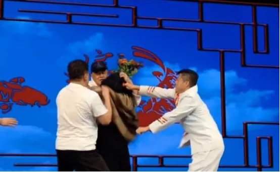 赵本山罕见登台表演,却遭女粉丝拥抱索吻,难道是徒弟故意安排?