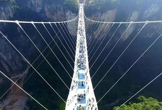 重庆现高80米吓破胆的“天空悬廊”是怎么建的?