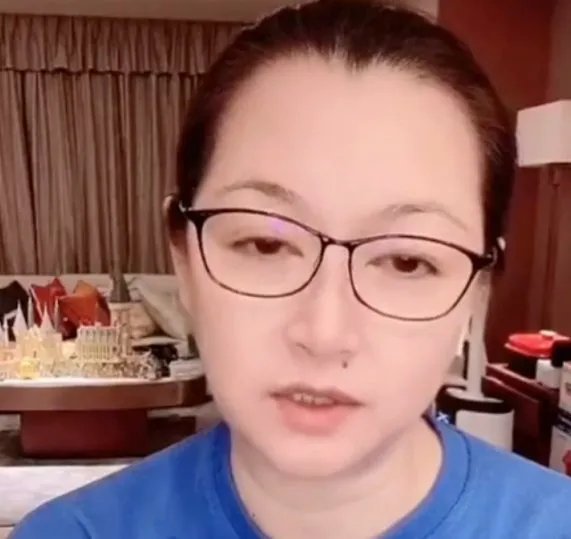 赵本山妻子谈女儿整容，坦言看着很揪心，女儿整容她该不该阻止？