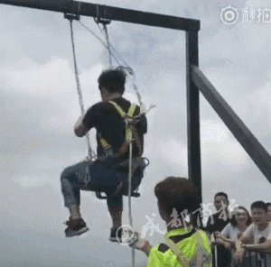 重庆现高80米吓破胆的“天空悬廊”是怎么建的?