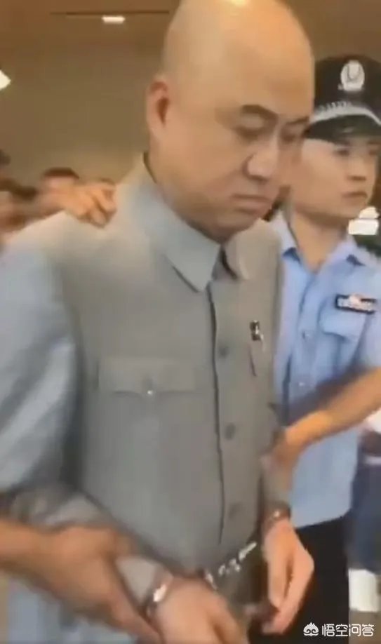 网络里有警察用手铐带走单口相声演员方清平的视频,是不是真实的犯罪,还是在拍戏?