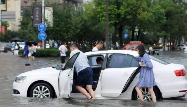 台风“梅花”或将波及12省市,台风天的出行注意事项是什么?