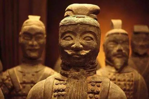 秦始皇兵马俑非常出名，那么他们为什么不带头盔？