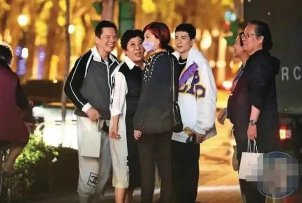 向太携儿子儿媳与友人聚餐,为何郭碧婷表情一脸冷淡?