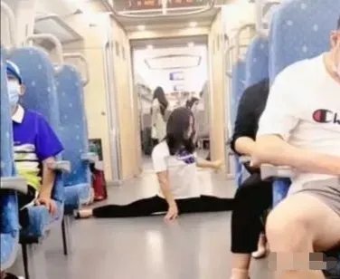 女子为博眼球地铁内摘口罩劈叉,是否扰乱公共秩序?