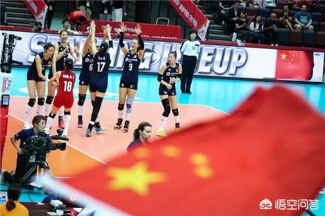 在和中国女排的比赛中,14号荷兰美女球员总被教练单独训话,她是谁?有什么来头吗?