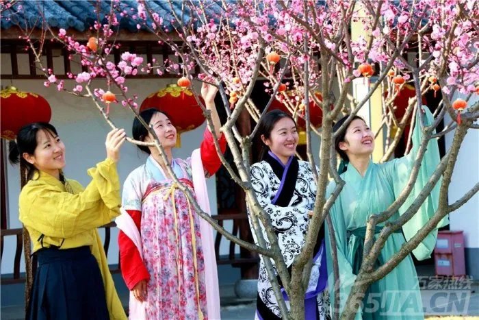 合肥美女城管“蓝”装换红装 身着汉服徜徉在滨湖春色中