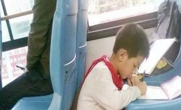 东莞一“熊孩子”把暑假作业藏床底疯玩两个月,开学后该如何交差?