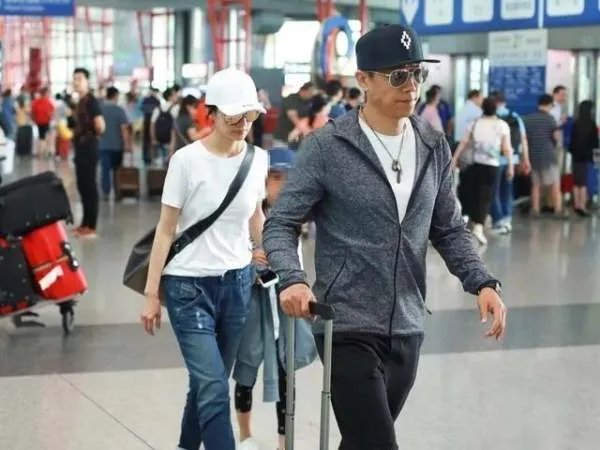 袁泉夏雨穿情侣装现身,女儿身高到妈妈肩膀,一家三口怎么那么接地气呢?