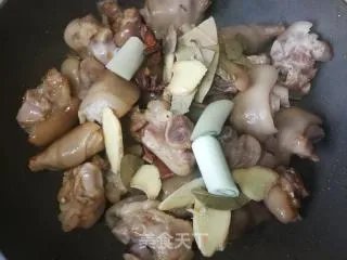 猪蹄炖黄豆