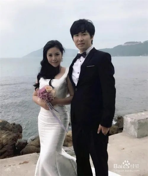 超女纪敏佳结婚了,太着急结婚照没修就发出来了