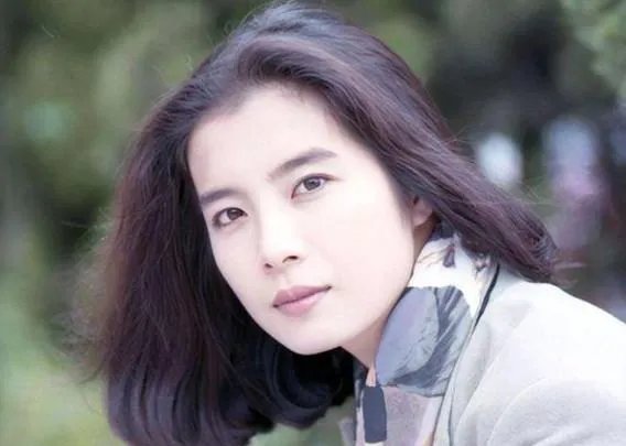 《哑巴新娘》两位主角今昔对比,容颜不变事业却差别巨大,你怎么看?