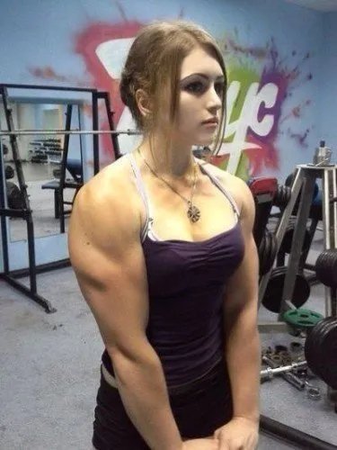 俄罗斯17岁女汉子走红 芭比脸型男身萌还是猛?