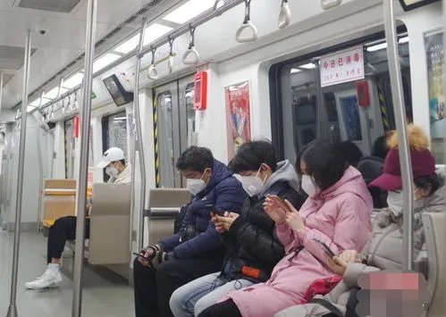 女子为博眼球地铁内摘口罩劈叉,是否扰乱公共秩序?