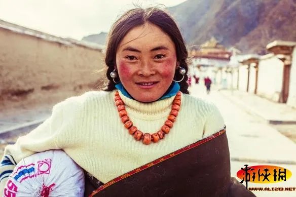 世界美女地图:罗马尼亚29岁女子穷游37国专拍正妹