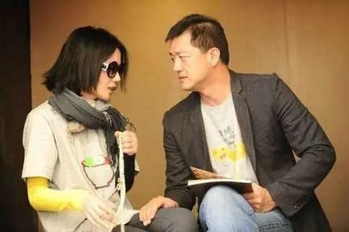 王菲深夜现身前夫李亚鹏住所,两个人复合了吗?
