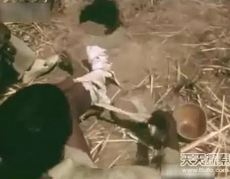 男子将腿伸洞穴 下幕不可思议（组图）
