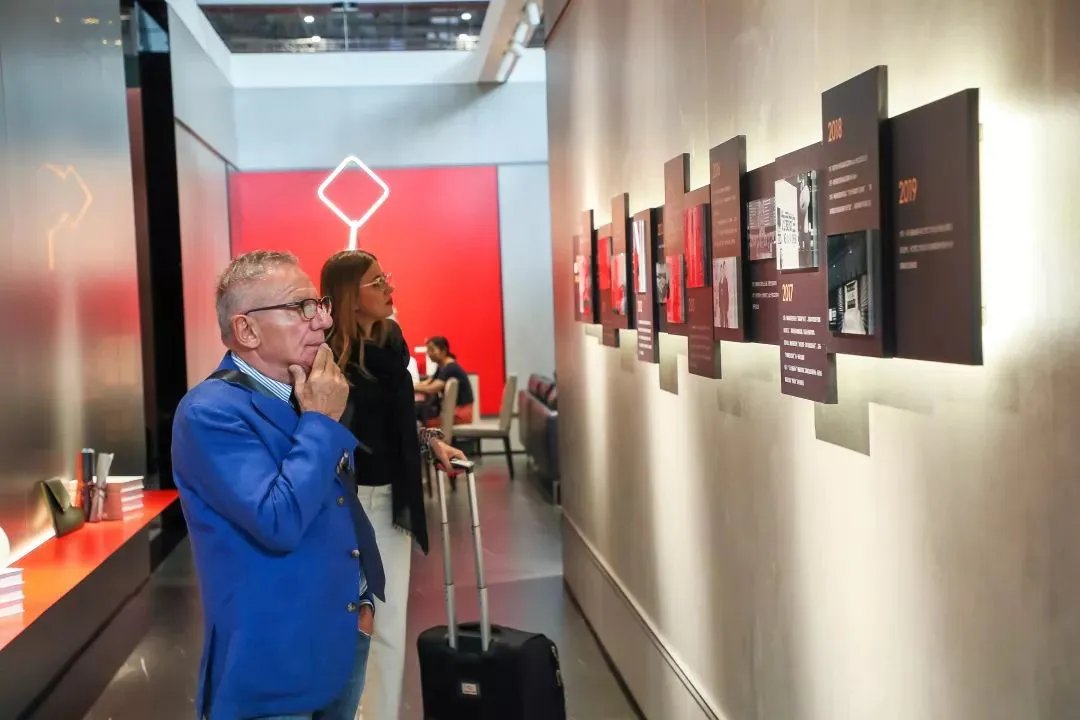 顾家工艺上海展亮相，37年匠心坚持，用极简设计定义极致舒适生活！