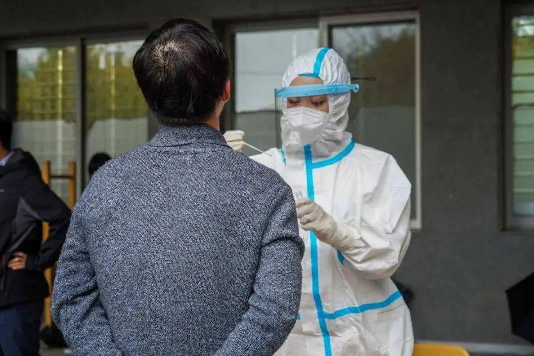 关于青岛大妈核酸检测身上挂满金货一事,你有何看法?