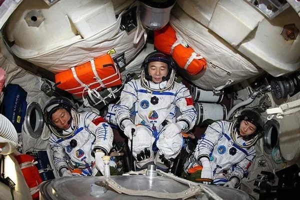 为什么航天员上太空要提个小箱子，那是做什么用的？