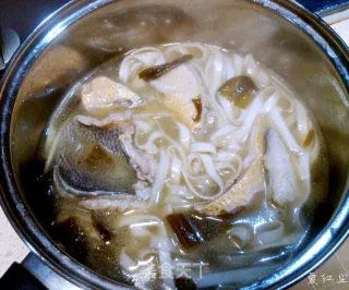 黄鱼煨面
