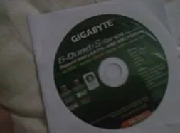 重装系统时插入光盘后为何电脑没反应