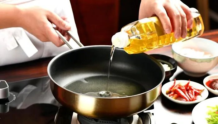 油锅着火时用什么方法灭火更合适 油锅着火时正确的灭火方法是什么