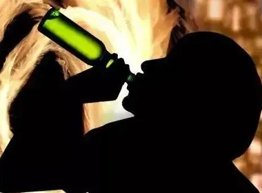 男子酒后坠楼身亡，同饮者赔偿17万！如何从法律解读该判决？