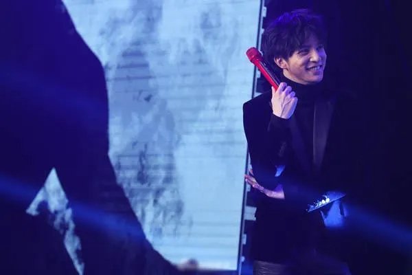 薛之谦谈摔话筒事件是怎么回事?
