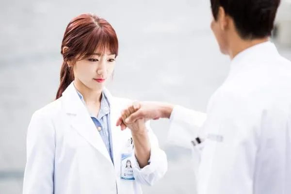 一般人怎么评价当红韩剧Doctors?