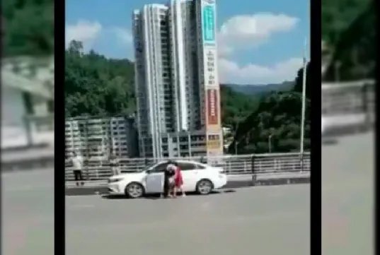 夫妻吵架丈夫欲将孩子扔下桥，该丈夫为何这么做？