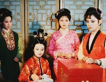 红楼梦晴雯的判词是什么?她的悲剧是怎么来的?