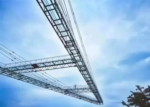 重庆现高80米吓破胆的“天空悬廊”是怎么建的?