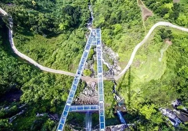 重庆现高80米吓破胆的“天空悬廊”是怎么建的?