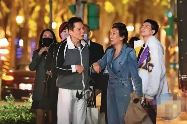 向太携儿子儿媳与友人聚餐,为何郭碧婷表情一脸冷淡?