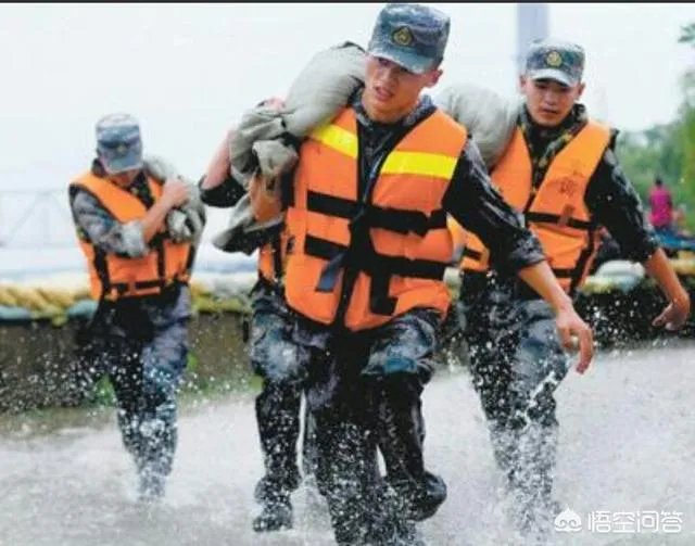 两名工人被垮塌泥土掩埋,50多名武警徒手挖人,你怎么看?