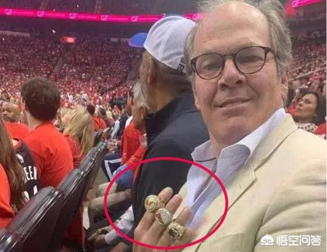 骚操作!勇士老板在赛后晒冠军戒指内涵火箭,球迷吐槽指责其没气度,对此你怎么看?