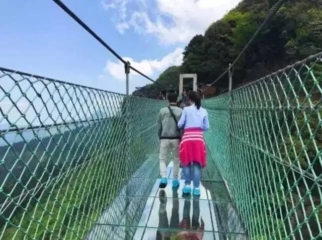 重庆现高80米吓破胆的“天空悬廊”是怎么建的?