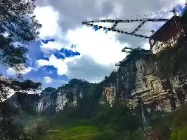 重庆现高80米吓破胆的“天空悬廊”是怎么建的?